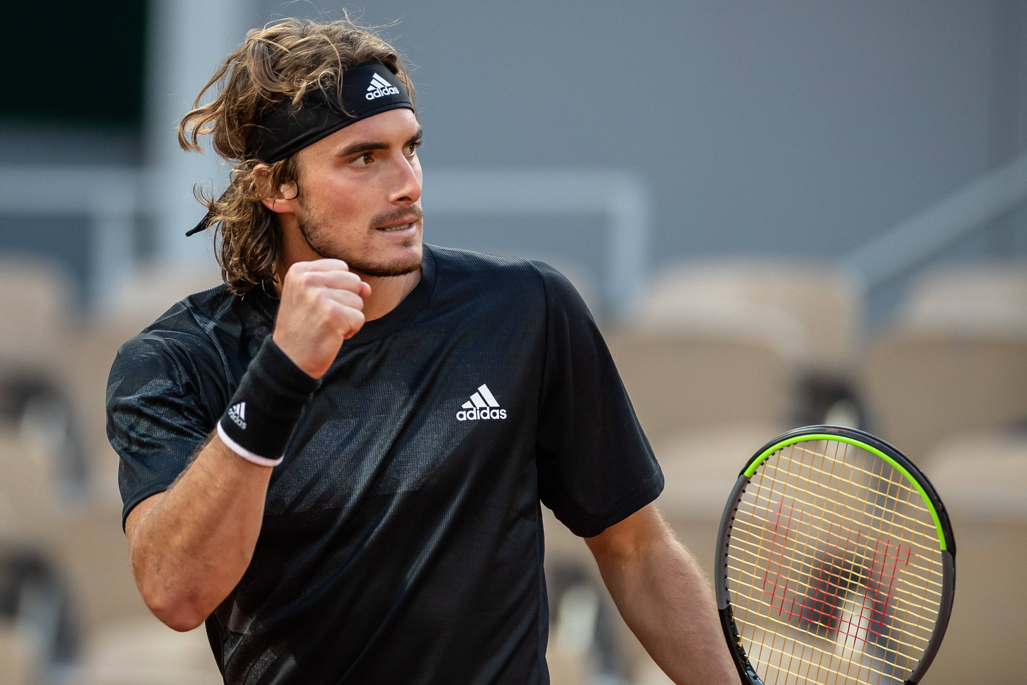 关于日本网球队力克世界网球队，西西帕斯统治全场的信息