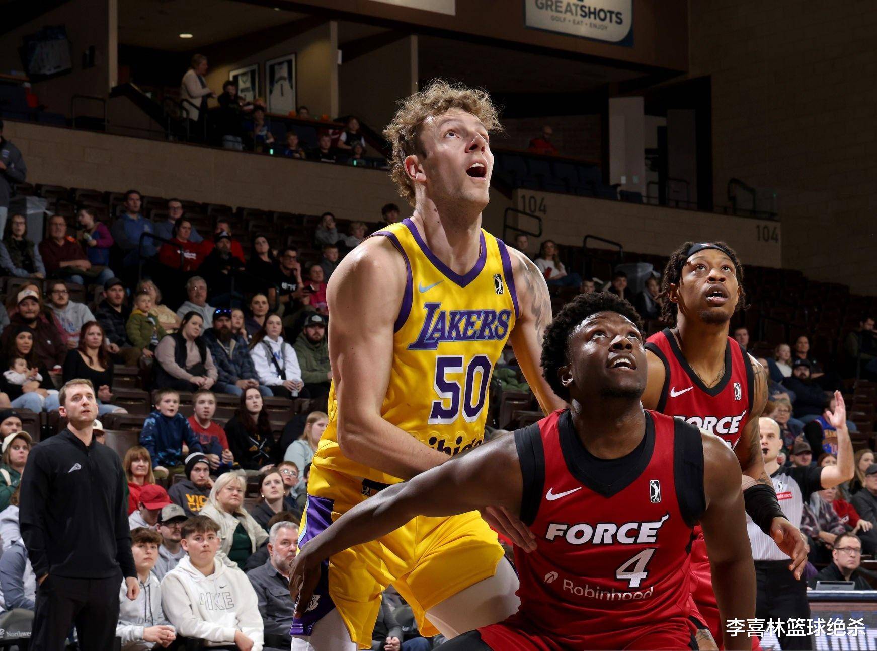 关于国王绝地反击湖人，克莱完成帽子戏法的信息