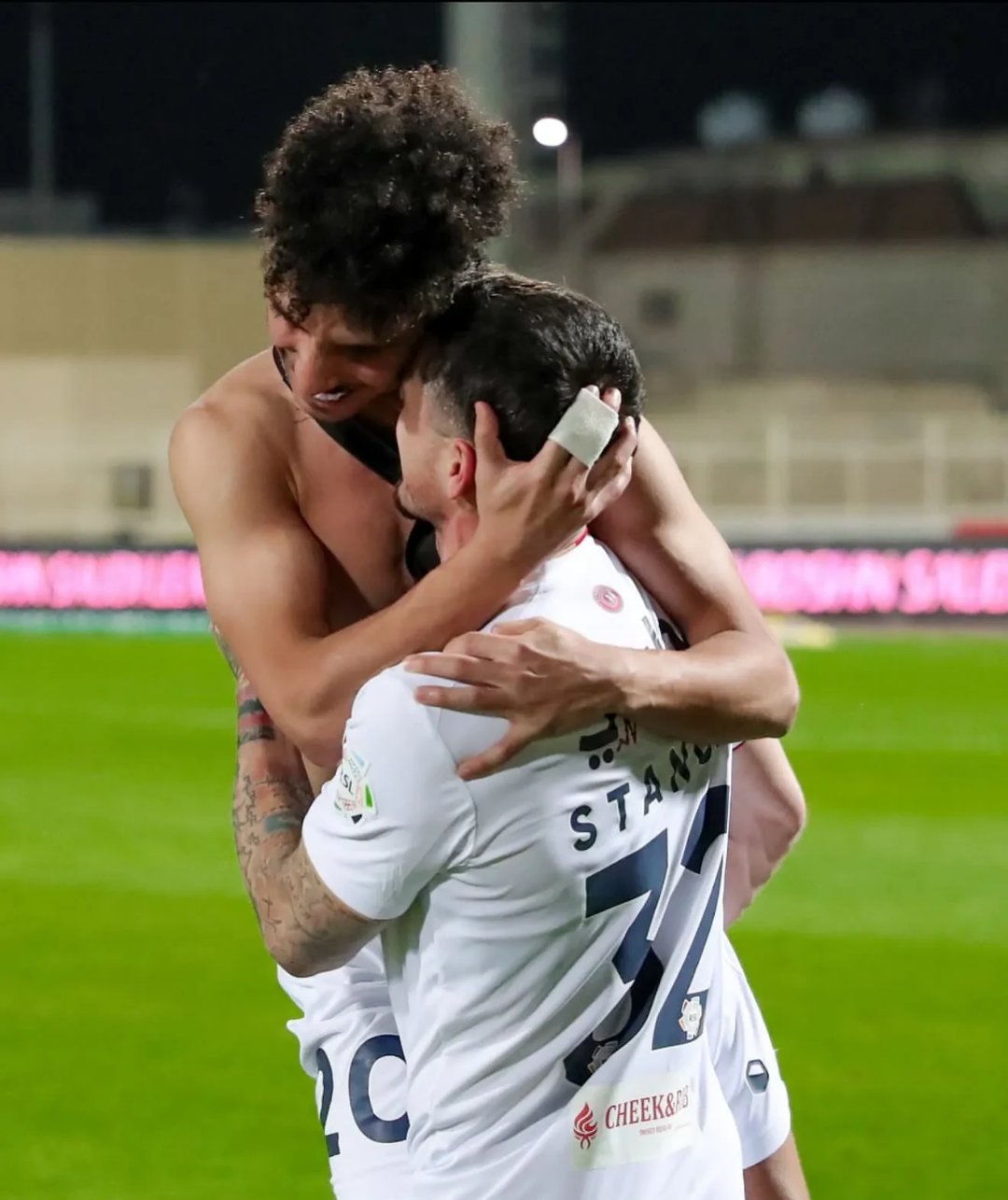 法国网球队鏖战世界网球队，克耶高斯三分雨点燃全场