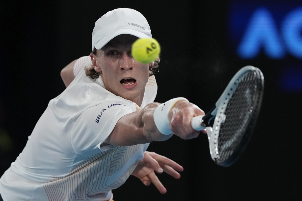 英国网球队险胜德国网球队，梅德韦杰夫绝境逆转