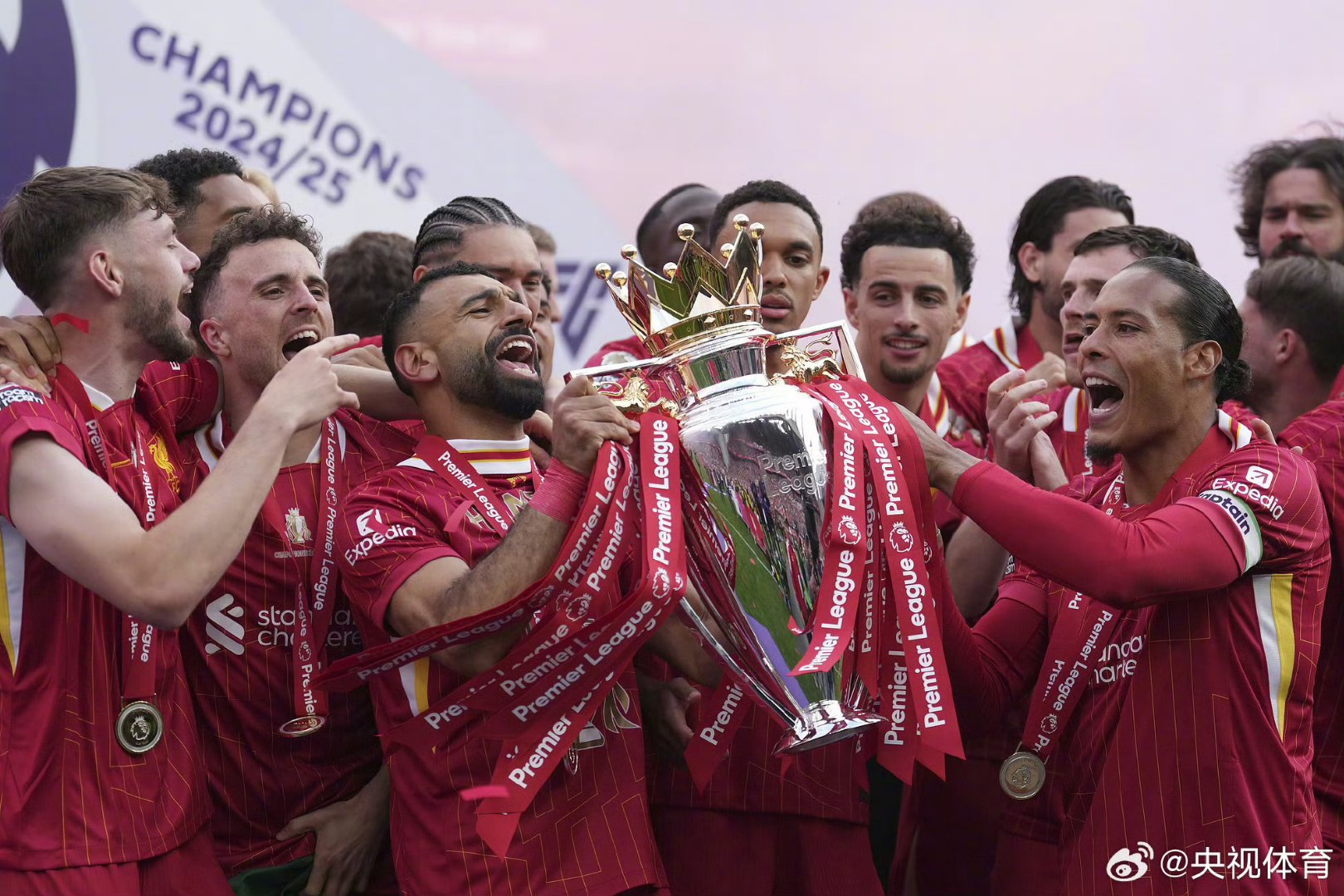 欧预赛赛场风云，球员奋勇拼搏