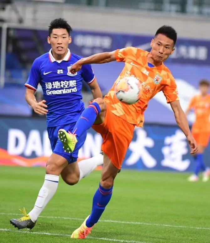 双方严阵以待，争夺胜利呈胶着状态的简单介绍