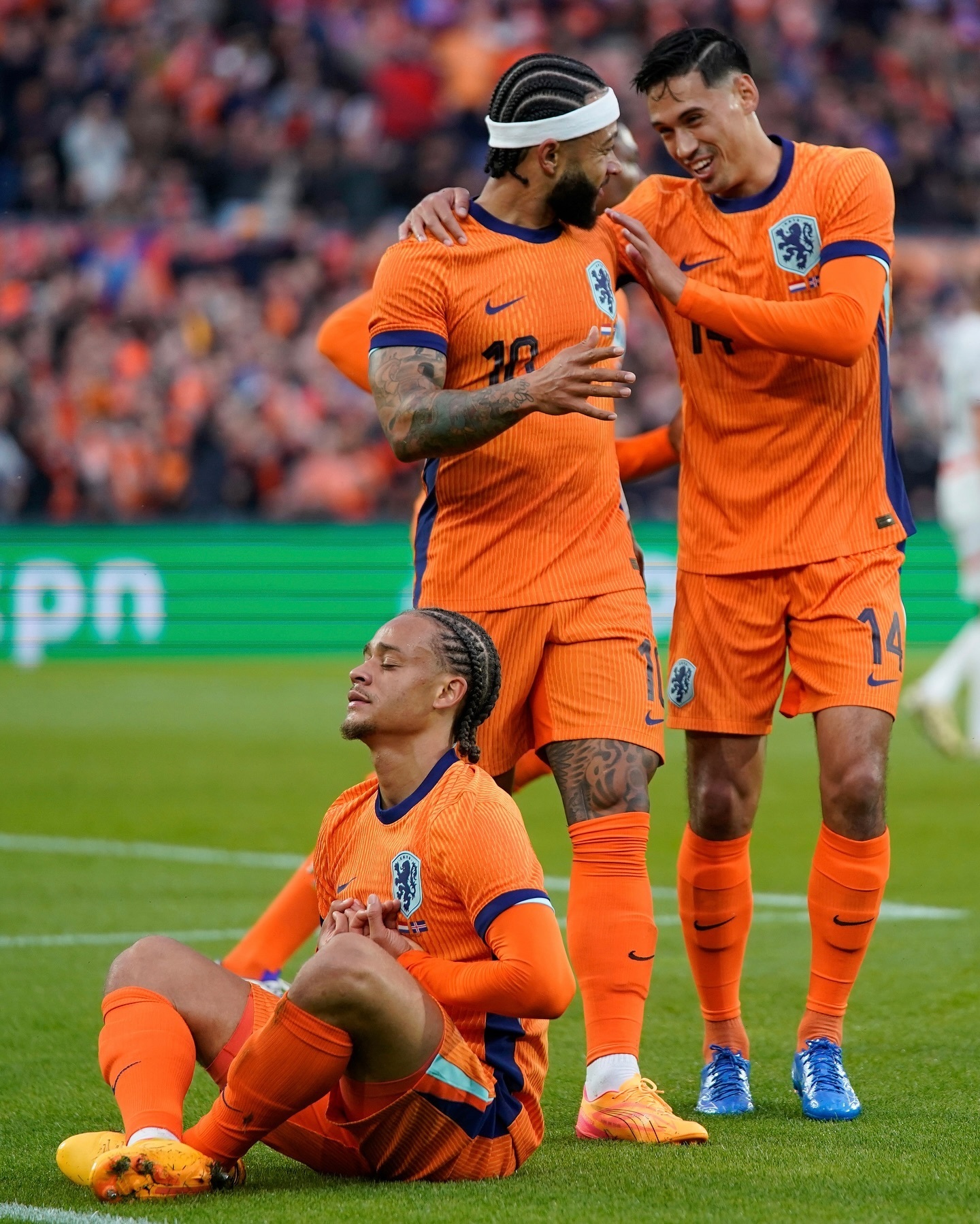 包含欧洲足球联赛热闹开赛，吸引无数球迷的词条