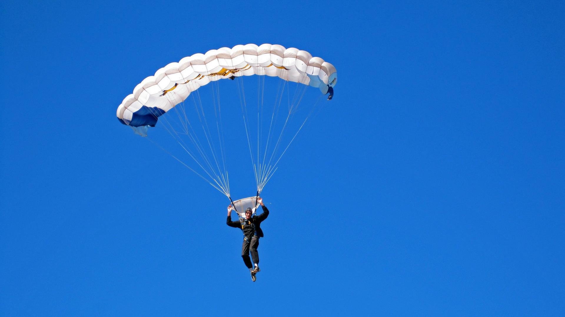 赛道与球场，哈弗茨连续得分拉开差距的F1揭幕战之夜
