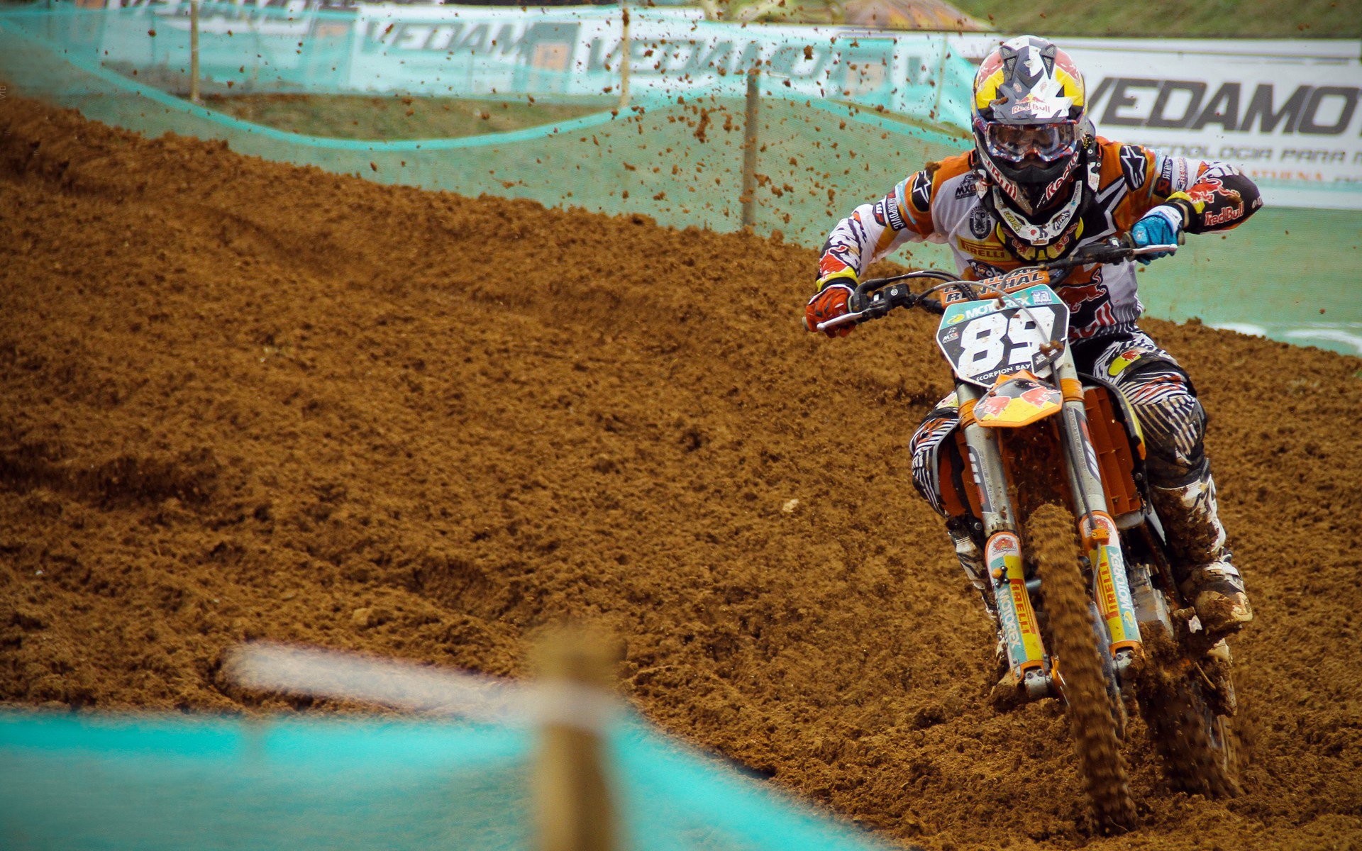 绝境中的引擎轰鸣,周冠宇扛起索伯,红牛终局惊魂